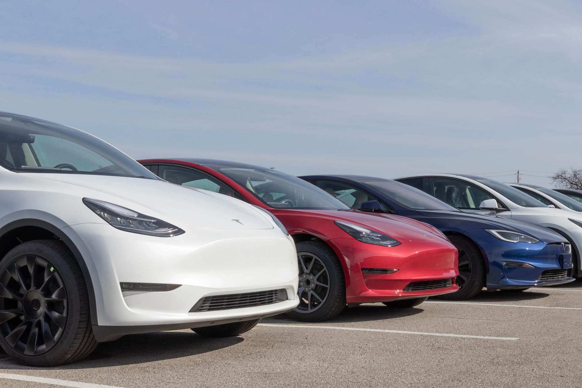 Tesla Fahrzeuge auf dem Parkplatz eines Autohändlers (Symbolbild): Den größten Rückgang verzeichnete Tesla in Frankreich.