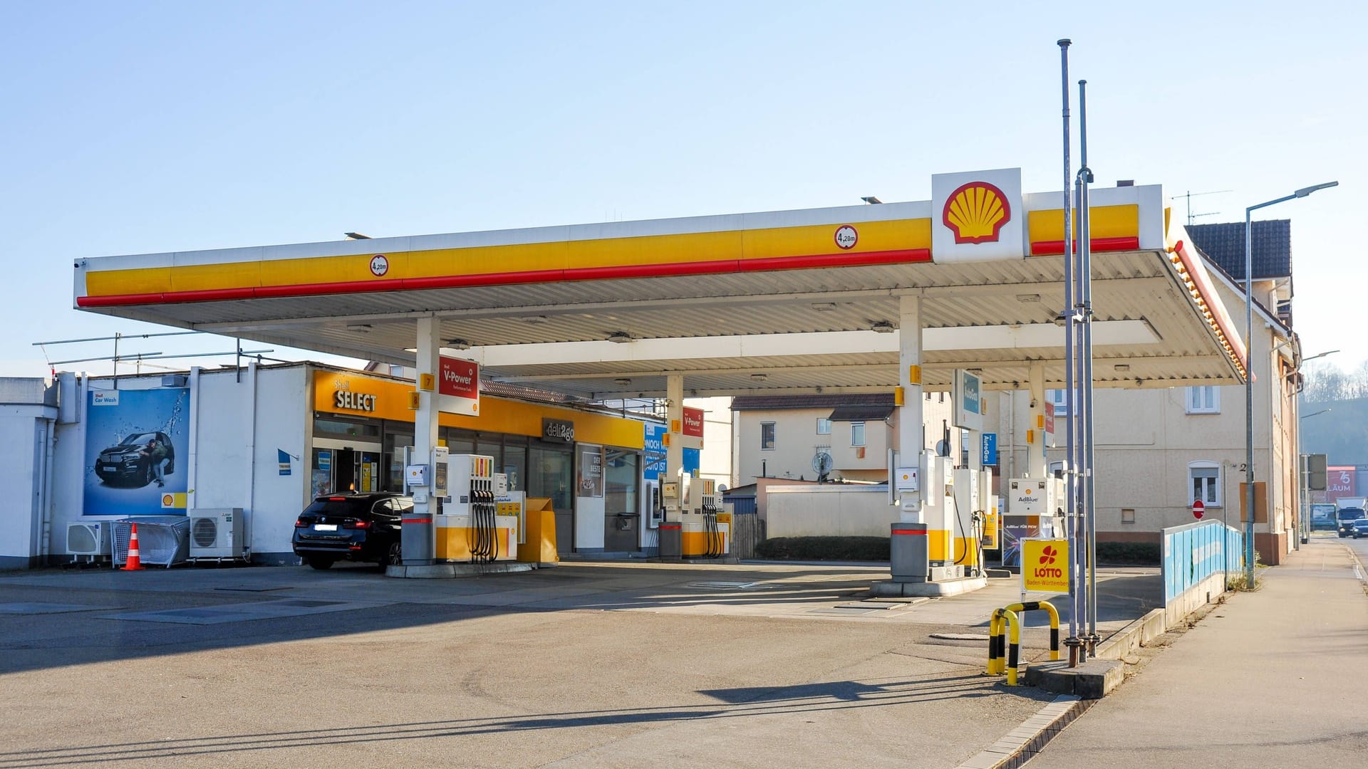 Eine Shell-Tankstelle (Symbolbild): An der A2 flüchtete ein Mann ohne seine Tankrechnung zu begleichen.