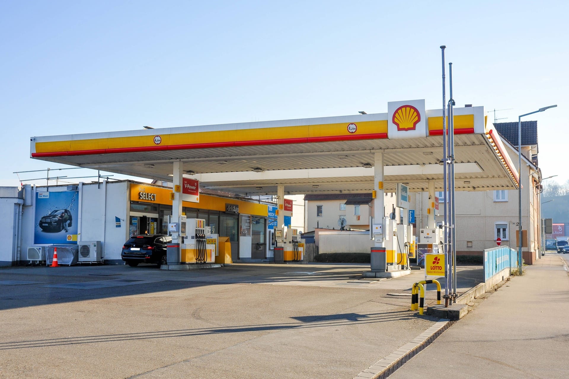 Eine Shell-Tankstelle (Symbolbild): An der A2 flüchtete ein Mann ohne seine Tankrechnung zu begleichen.