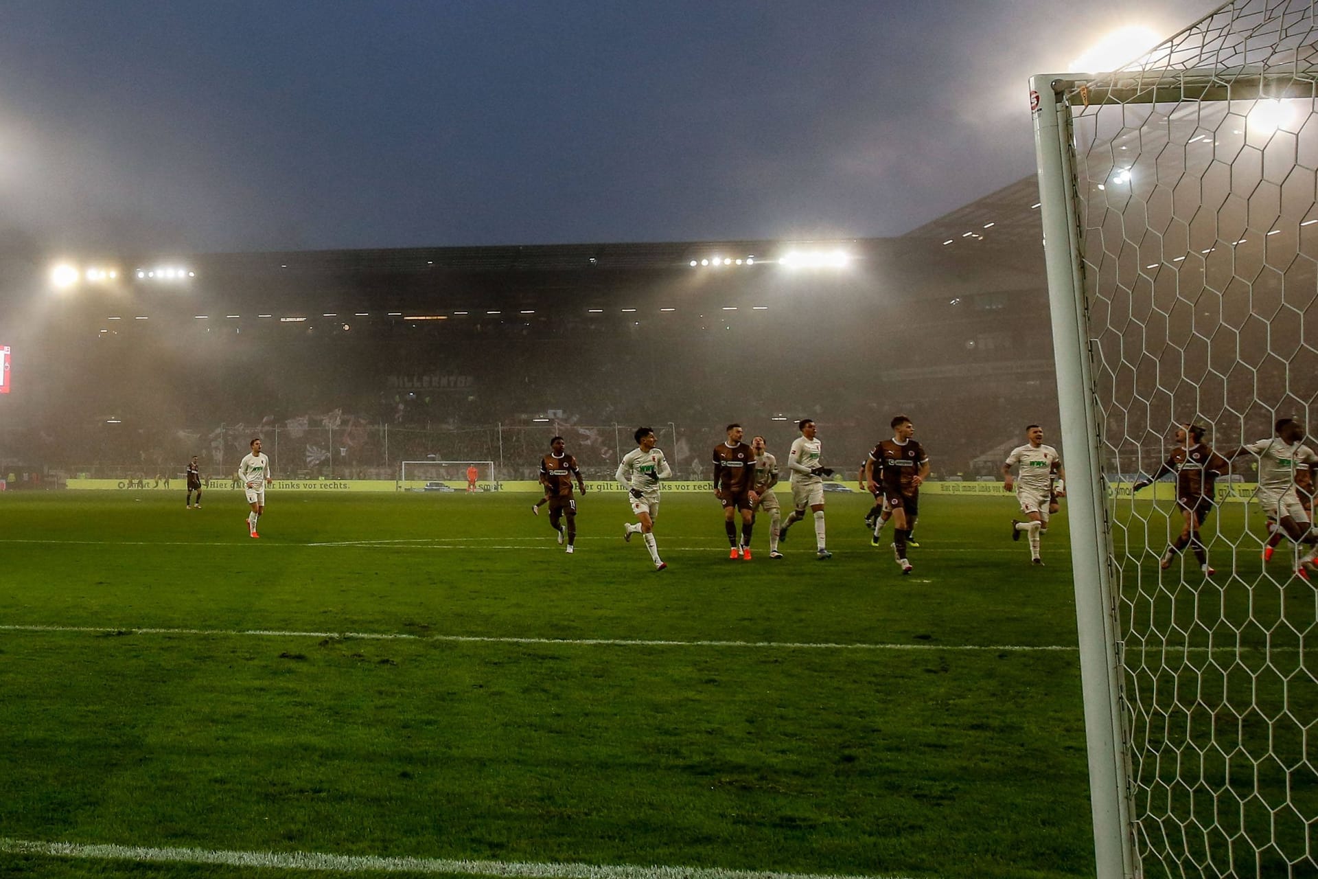 Weites Rund: Das Millerntorstadion in der Partie des FC St. Pauli gegen den FC Augsburg.