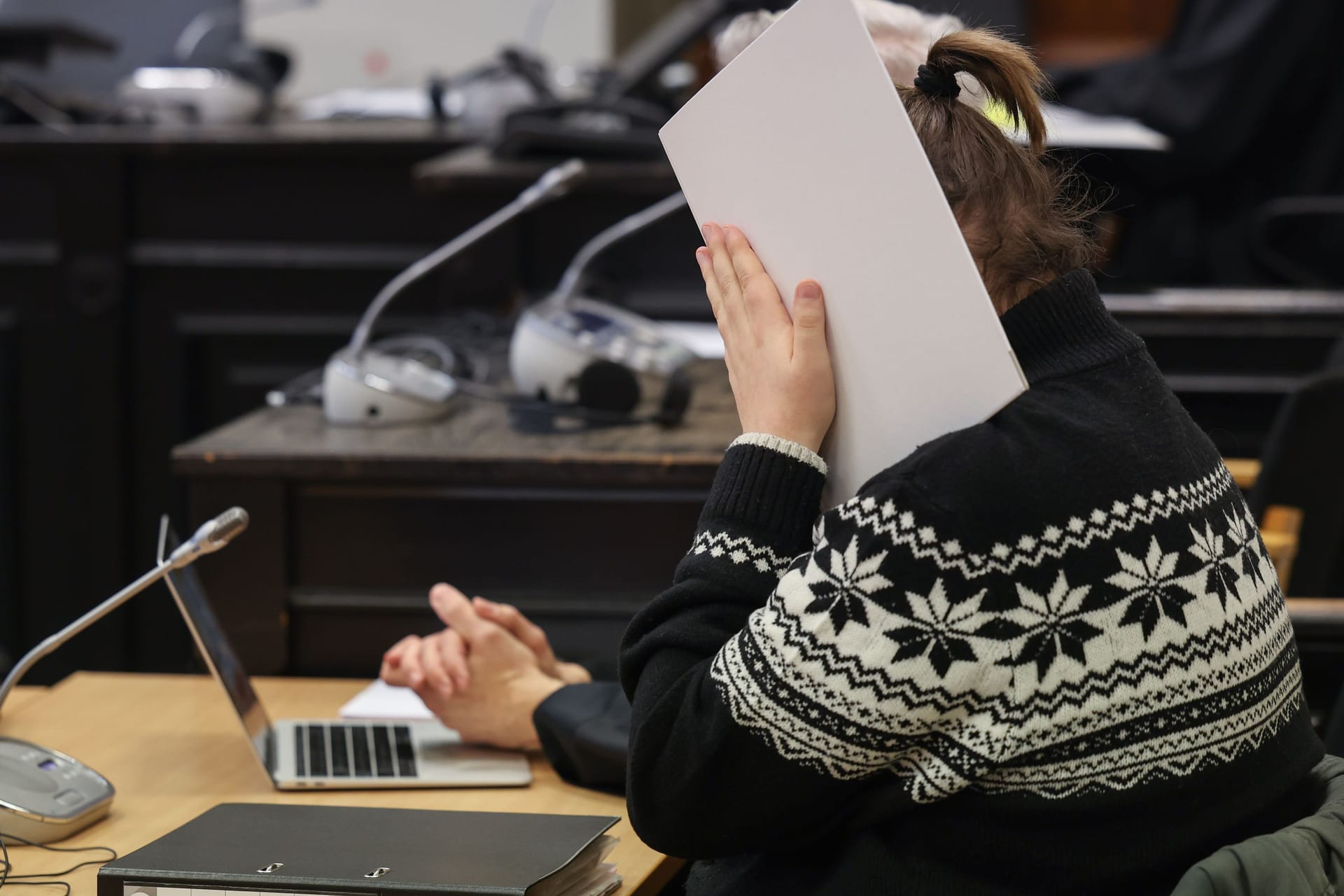 Der Kita-Erzieher vor Gericht (Archivbild): Der 31-jährige Mann wurde in Hamburg zu mehr als fünf Jahren Haft verurteilt.