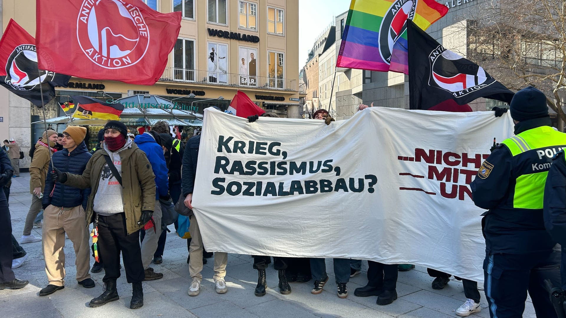 Demonstranten der Antifa: Sie schreien Beleidigungen gegen FDP-Chef Lindner.