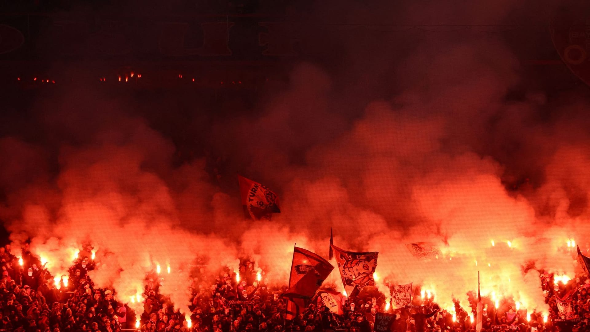 Die Partie begann zehn Minuten verspätet, weil Teile der Fans im Stadion verbotene Pyrotechnik abfackelten.