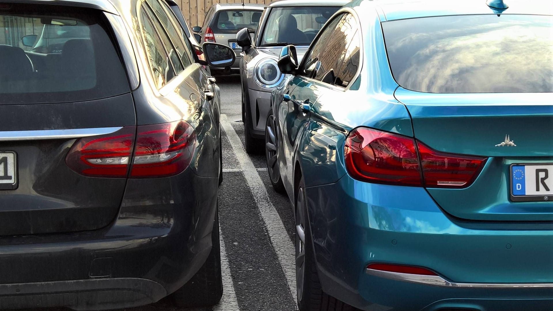 Autos auf einem Parkplatz (Symbolbild): Der Angeklagte wurde des Totschlags schuldig gesprochen.