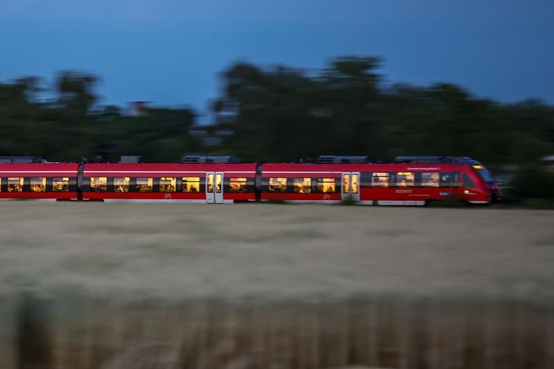 Eine Regionalbahn fährt am Abend. (zu dpa: «Linken-Politikerin: Stillstand bei Elektrifizierung der Bahn»)