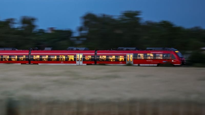 Eine Regionalbahn fährt am Abend. (zu dpa: «Linken-Politikerin: Stillstand bei Elektrifizierung der Bahn»)