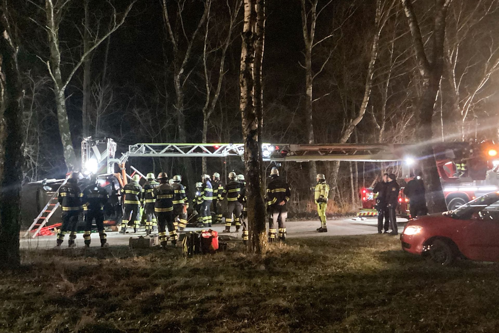 Tragische Szenen im Münchner Stadtteil Riem: Die Polizei ermittelt derzeit noch nach der Unfallursache.