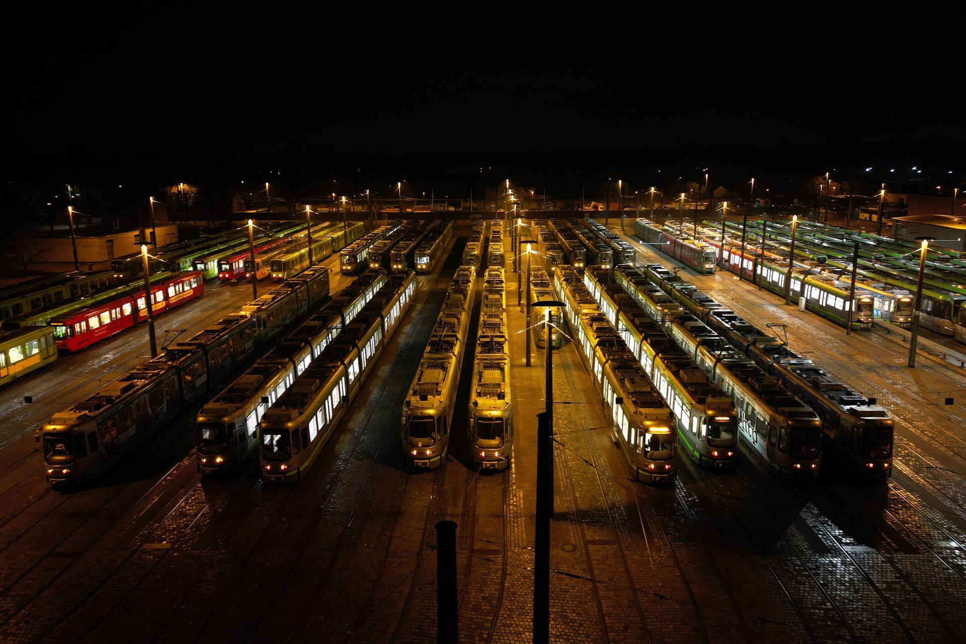 Stadtbahnen stehen im Betriebshof (Archivbild): Die Gewerkschaft Verdi hat angekündigt, erneut den Bus- und Bahnverkehr der Üstra zu bestreiken.