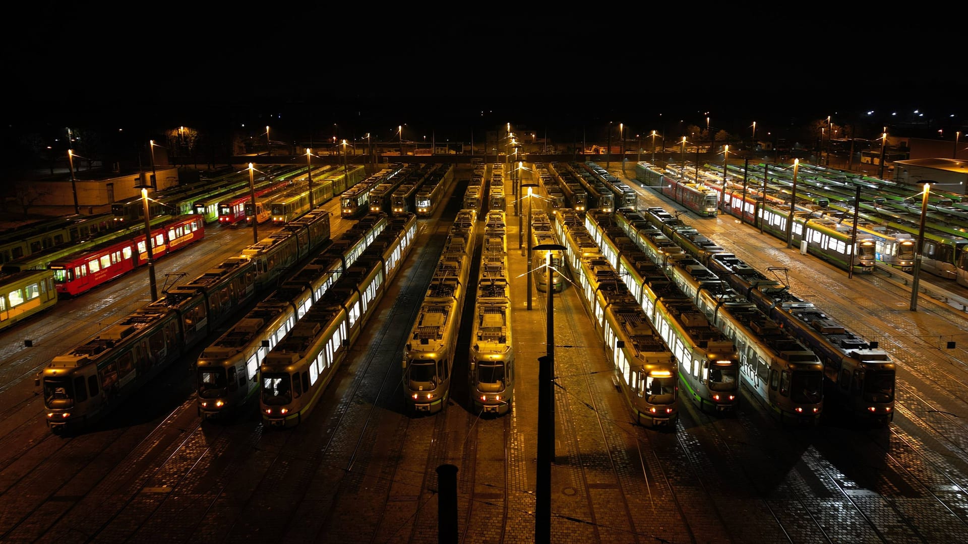 Stadtbahnen stehen im Betriebshof (Archivbild): Die Gewerkschaft Verdi hat angekündigt, erneut den Bus- und Bahnverkehr der Üstra zu bestreiken.