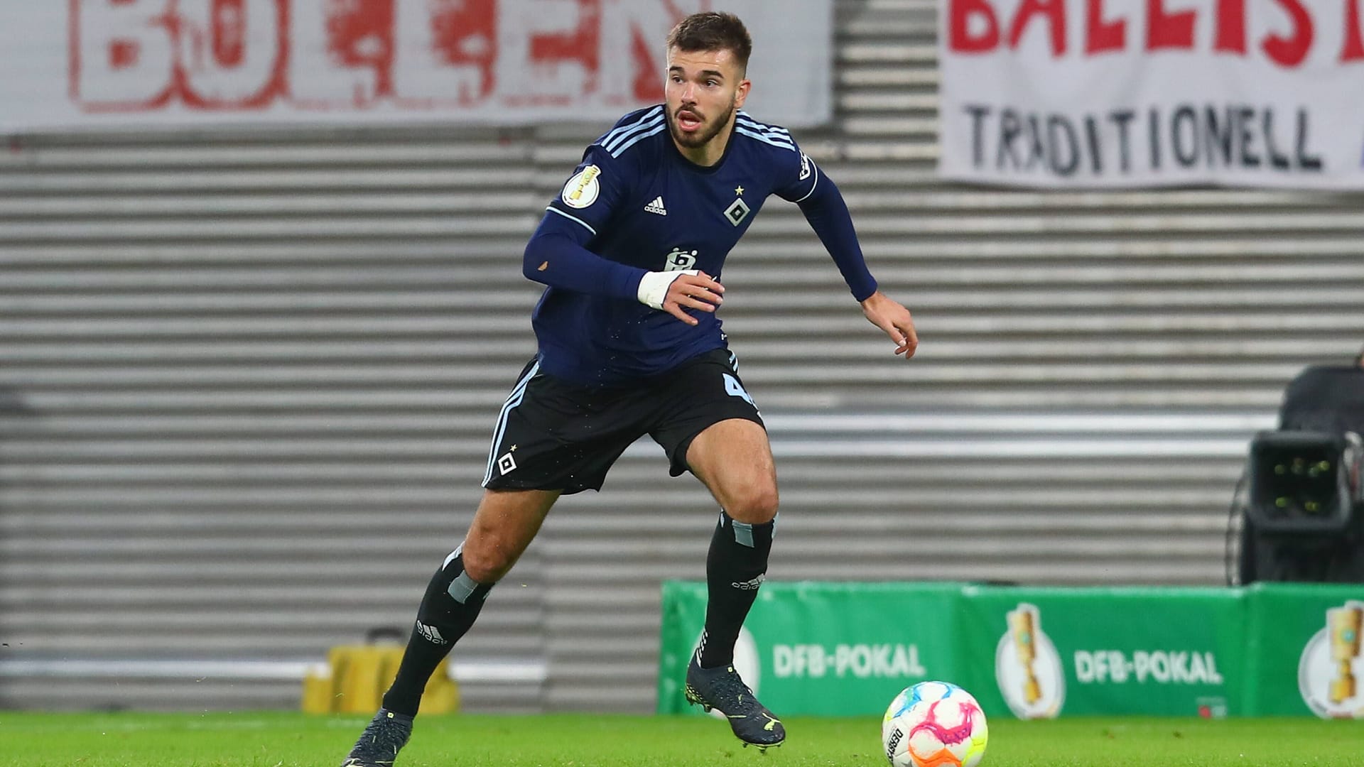 Mario Vušković am Ball (Archivbild): Seit November 2022 muss der HSV auf den talentierten und beliebten Innenverteidiger verzichten.