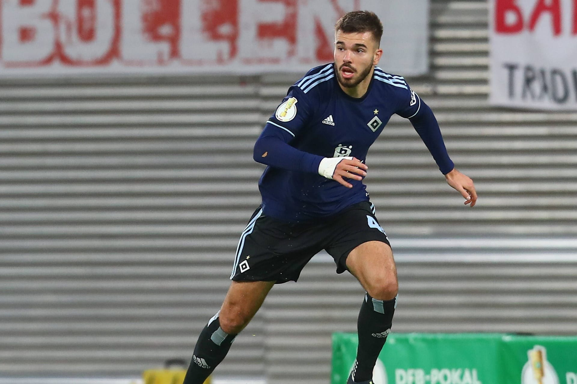 Mario Vušković am Ball (Archivbild): Seit November 2022 muss der HSV auf den talentierten und beliebten Innenverteidiger verzichten.