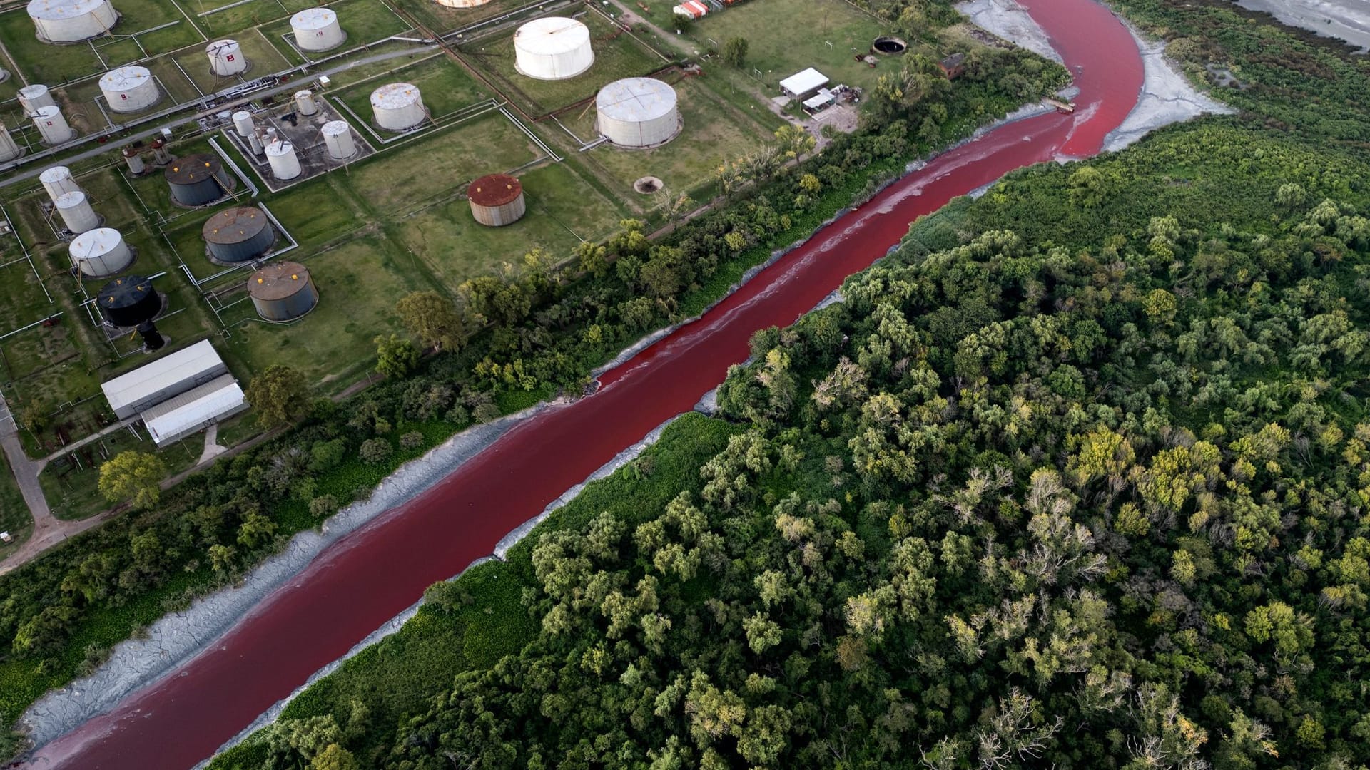 «Sarandí»-Fluss in Buenos Aires rot verfärbt