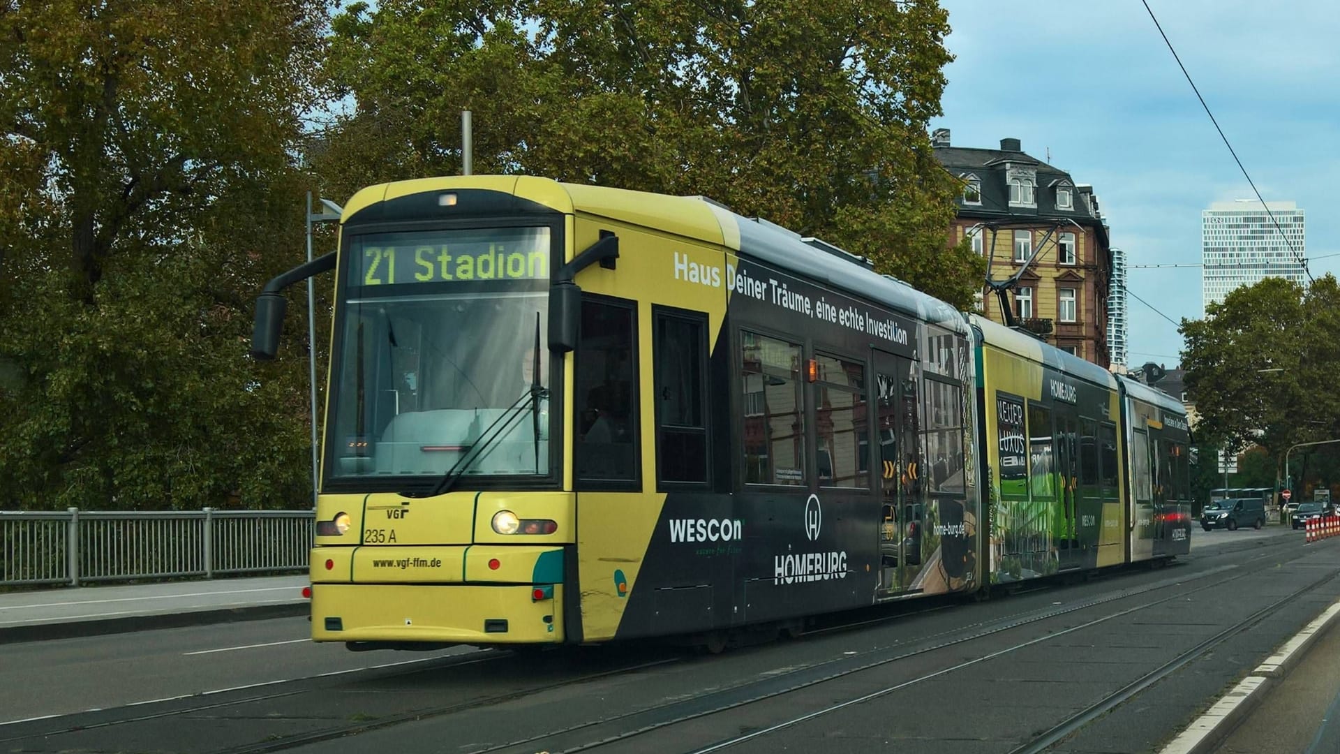 Eine Straßenbahn in Frankfurt (Archivbild): Am Donnerstag sollen die Bahnen wieder normal fahren.