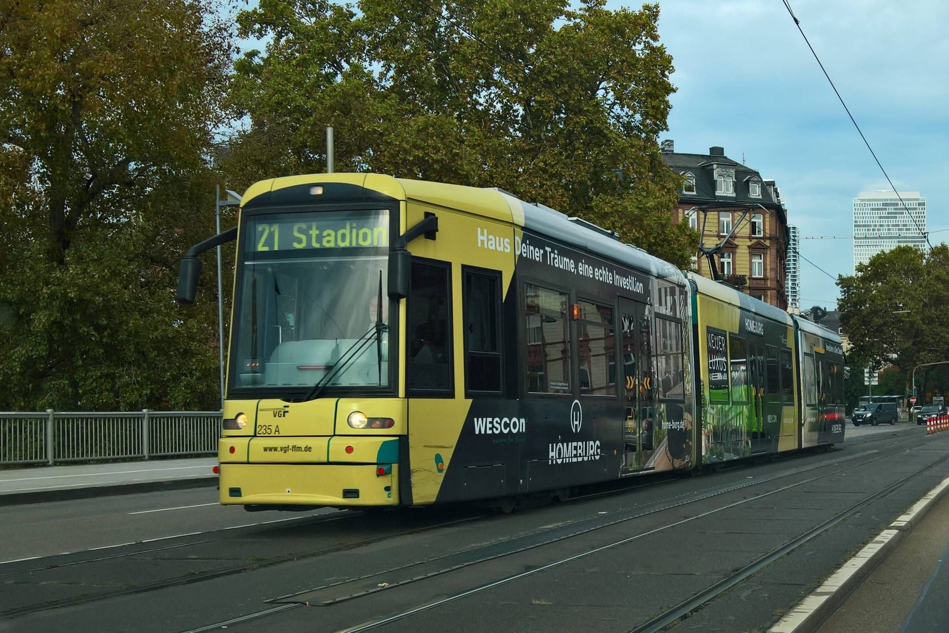 Eine Straßenbahn in Frankfurt (Archivbild): Am Donnerstag sollen die Bahnen wieder normal fahren.