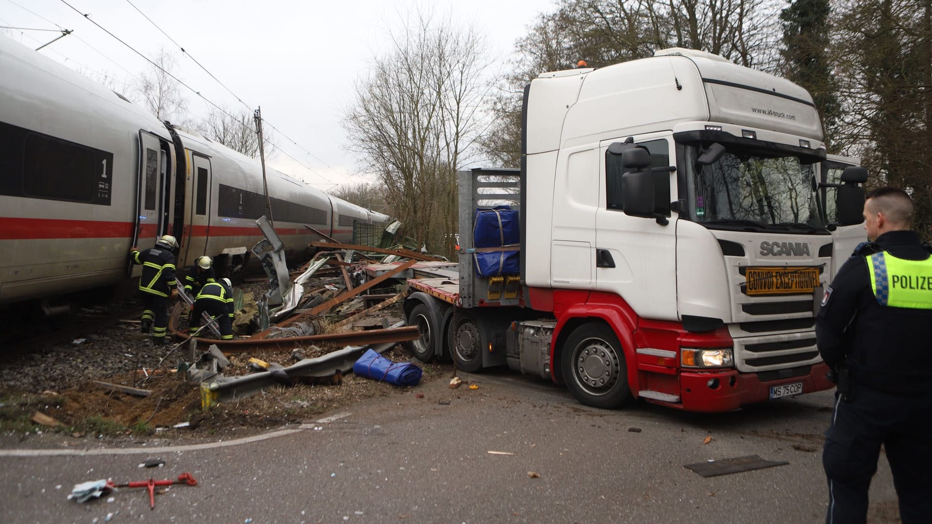 Schwerer Unfall in Hamburg-Rönneburg. Ein ICE ist mit einem Lastwagen kollidiert, mehrere Menschen wurden verletzt.