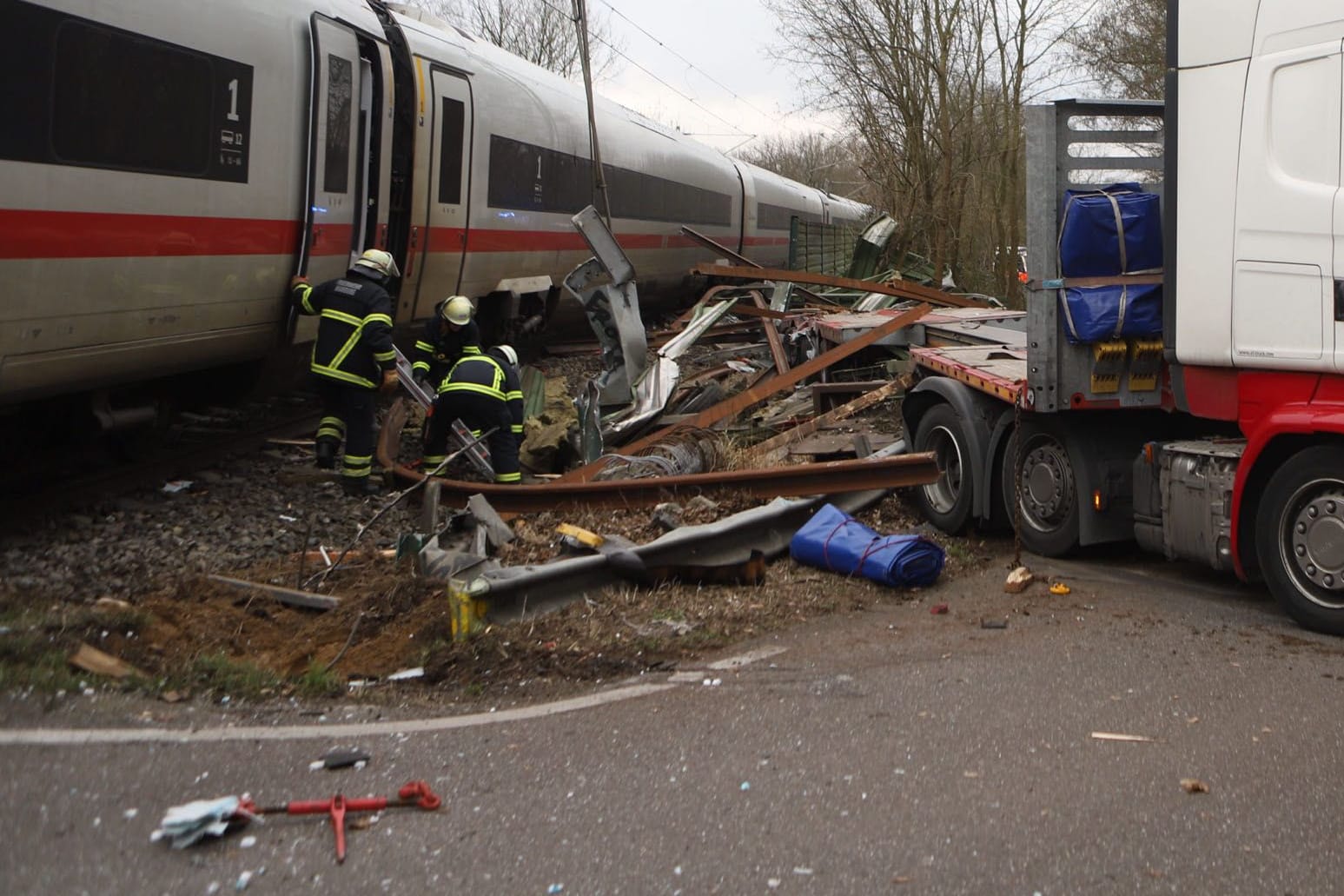 Schwerer Unfall in Hamburg-Rönneburg. Ein ICE ist mit einem Lastwagen kollidiert, mehrere Menschen wurden verletzt.