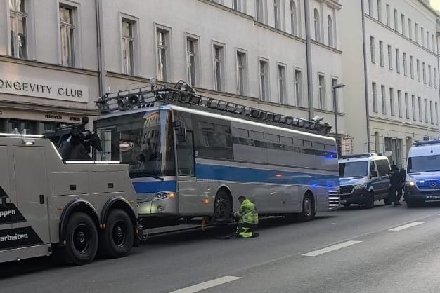 Die Polizei Berlin schleppte den Bus der Aktivisten ab.