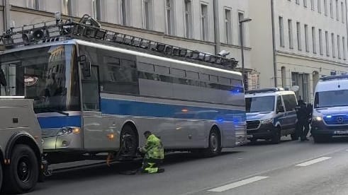 Die Polizei Berlin schleppte den Bus der Aktivisten ab.