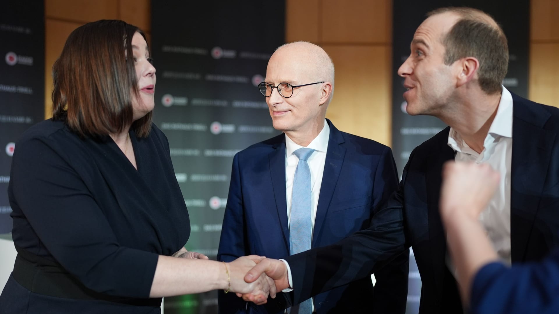 "Ich mach's!" – "Nein, ich mach's!": Katharina Fegebank (l.) und Dennis Thering (r.) stritten sich vor 400 Gästen leidenschaftlich. Bürgermeister Peter Tschentscher hat dagegen nur Augen für eine Seite.