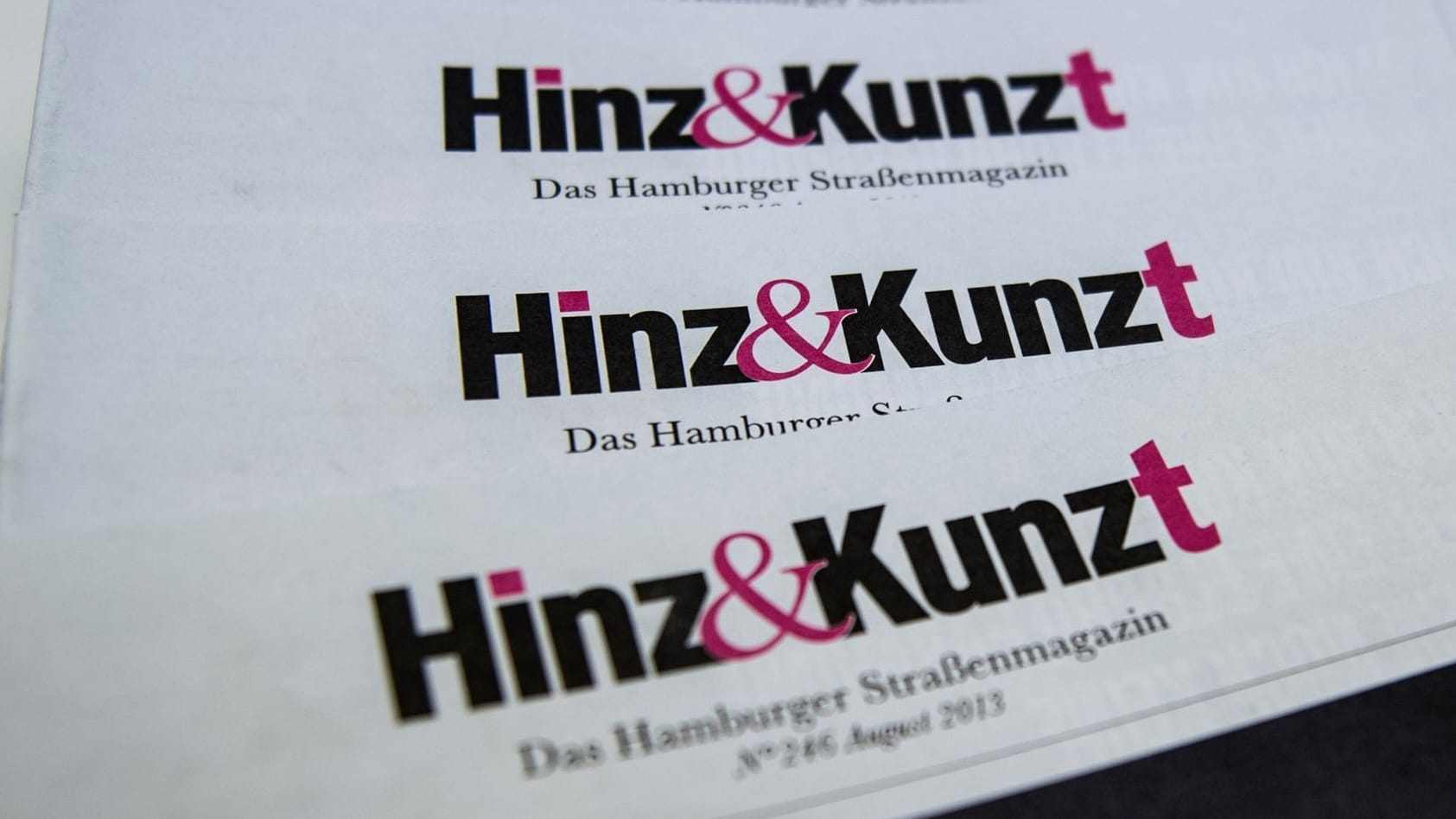 Ausgaben des Straßenmagazins "Hinz & Kunzt": Das Straßenheft ist nun auch digital bezahlbar.