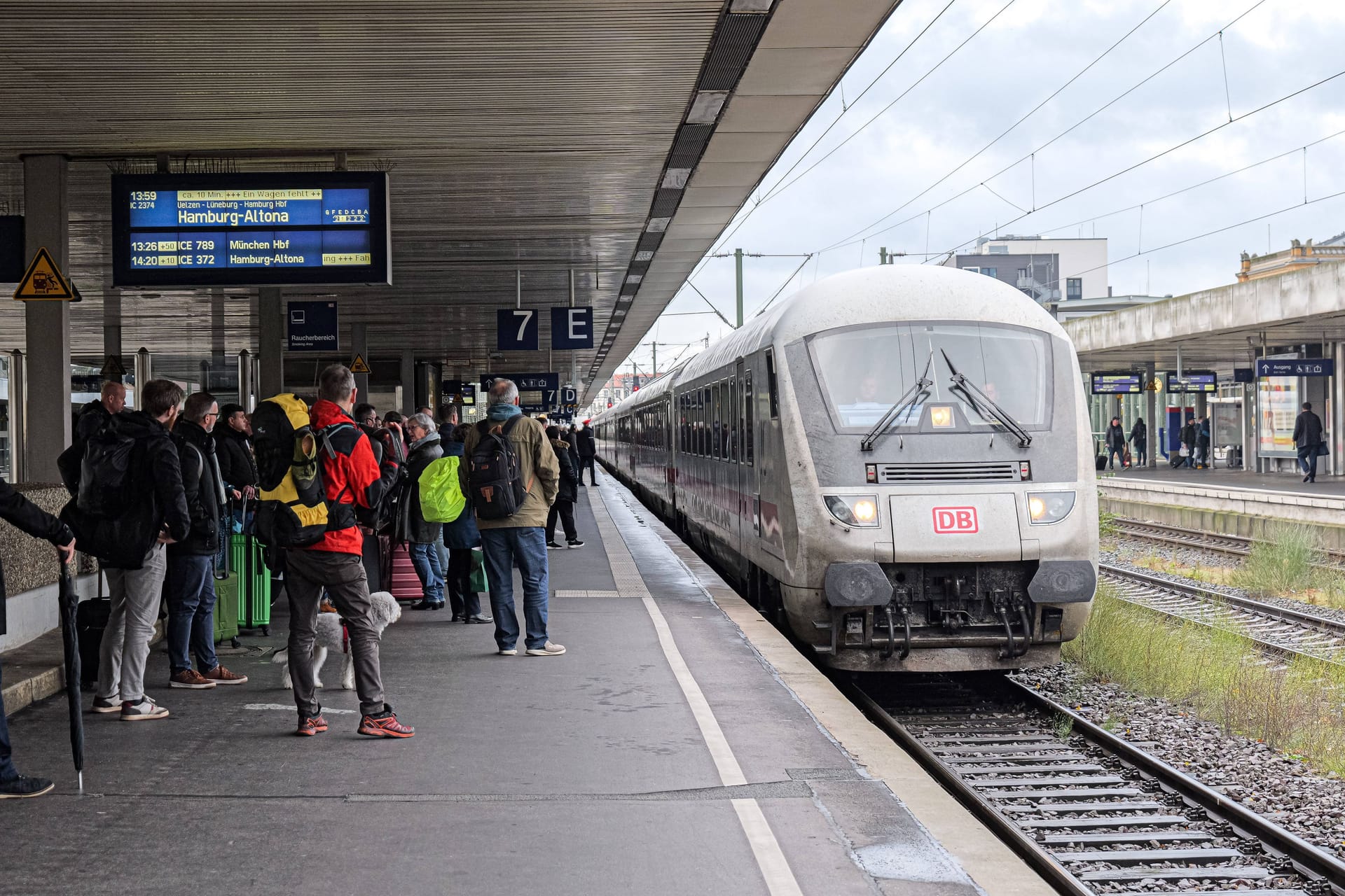 Bahnsteig in Hannover (Symbolbild): Der Zug fuhr mit den Kindern weiter.