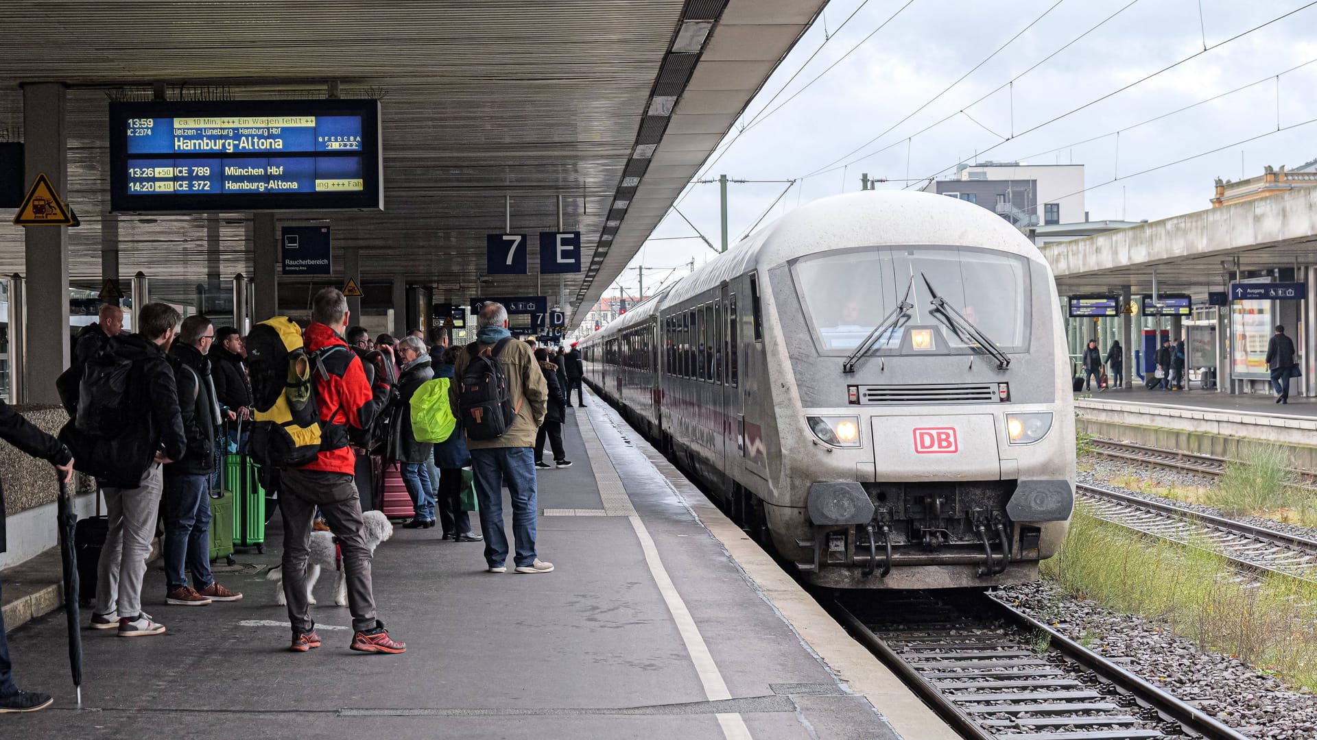 Bahnsteig in Hannover (Symbolbild): Der Zug fuhr mit den Kindern weiter.