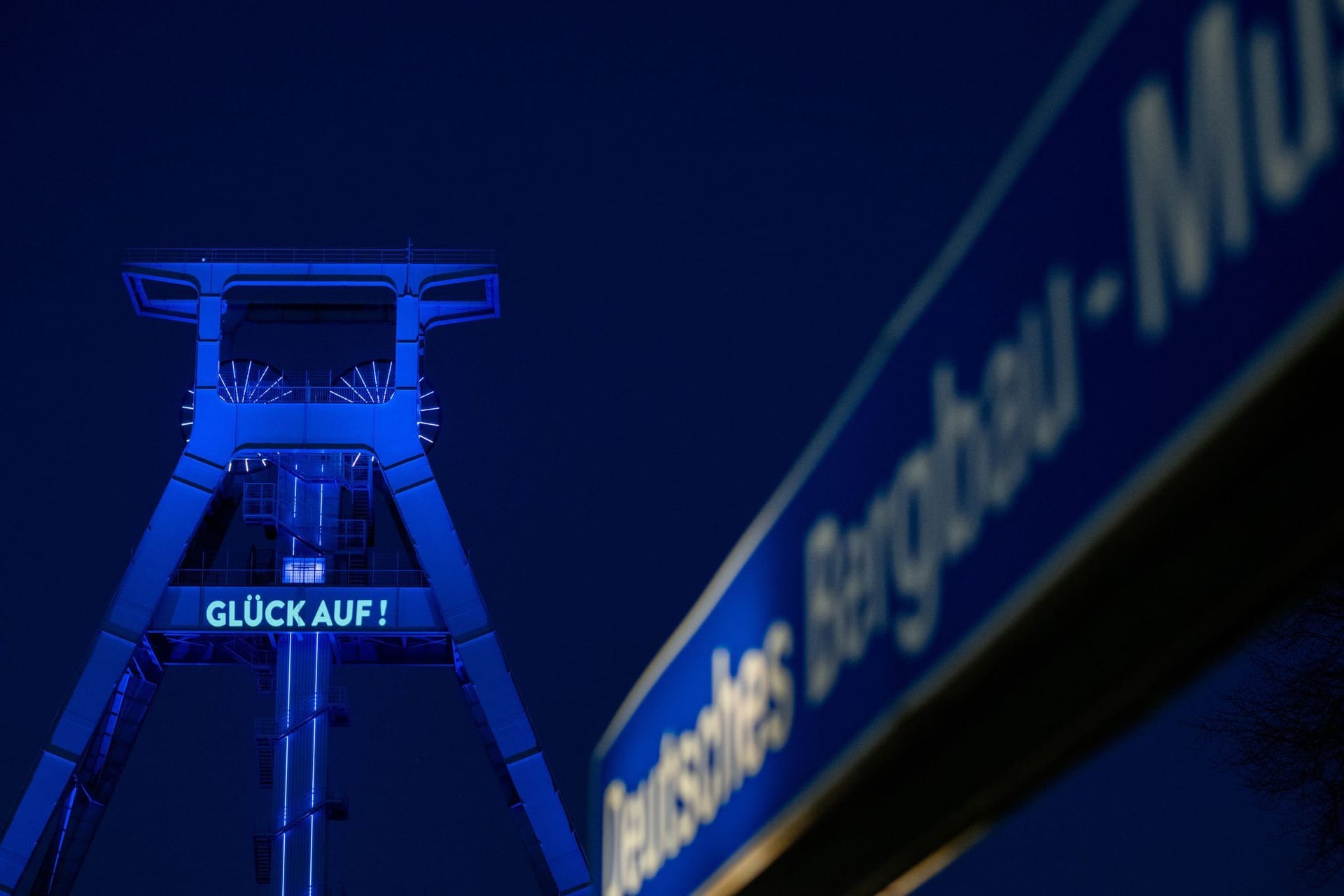 Neue Lichtskulptur über dem Deutschen Bergbau-Museum