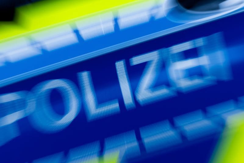 Ein Einsatzwagen der Polizei (Symbolbild): In Oberhausen kam es zu einer Explosion.