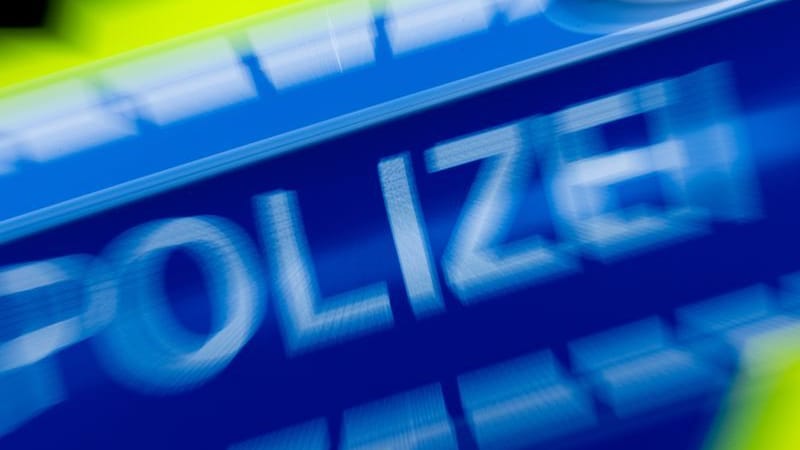 Ein Einsatzwagen der Polizei (Symbolbild): In Oberhausen kam es zu einer Explosion.