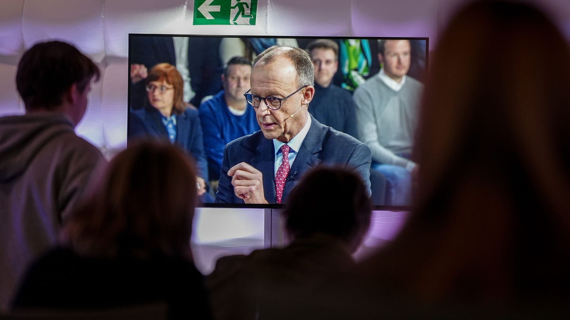 CDU-Chef Friedrich Merz auf einem Bildschirm während der ARD-Sendung "Wahlarena".