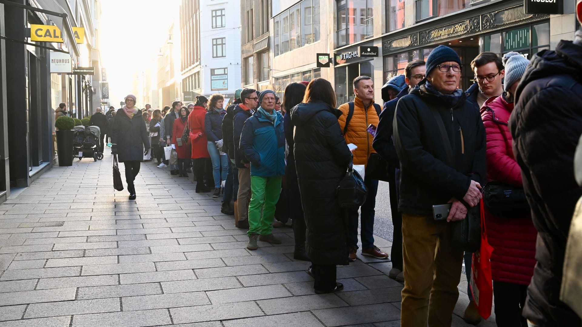 Zwischen 200 und 400 Fans der früheren Bundeskanzlerin versuchten ihr ganz nah kommen und nahmen dafür auch lange Wartezeiten in Kauf.