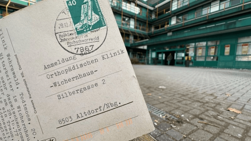 Nach 47 Jahren ist die Postkarte eines Klinikmitarbeiters an seine Kollegen angekommen.