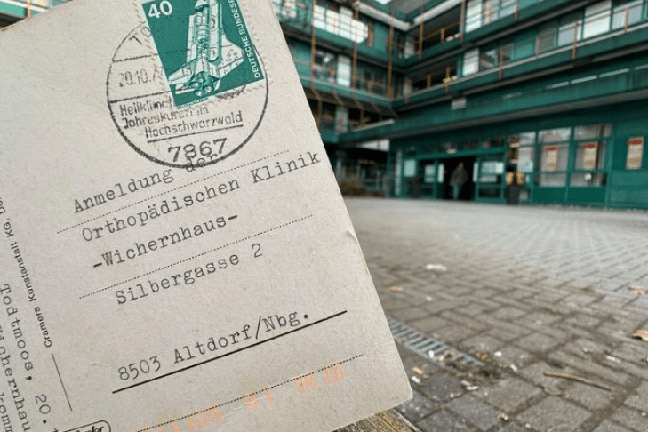 Nach 47 Jahren ist die Postkarte eines Klinikmitarbeiters an seine Kollegen angekommen.