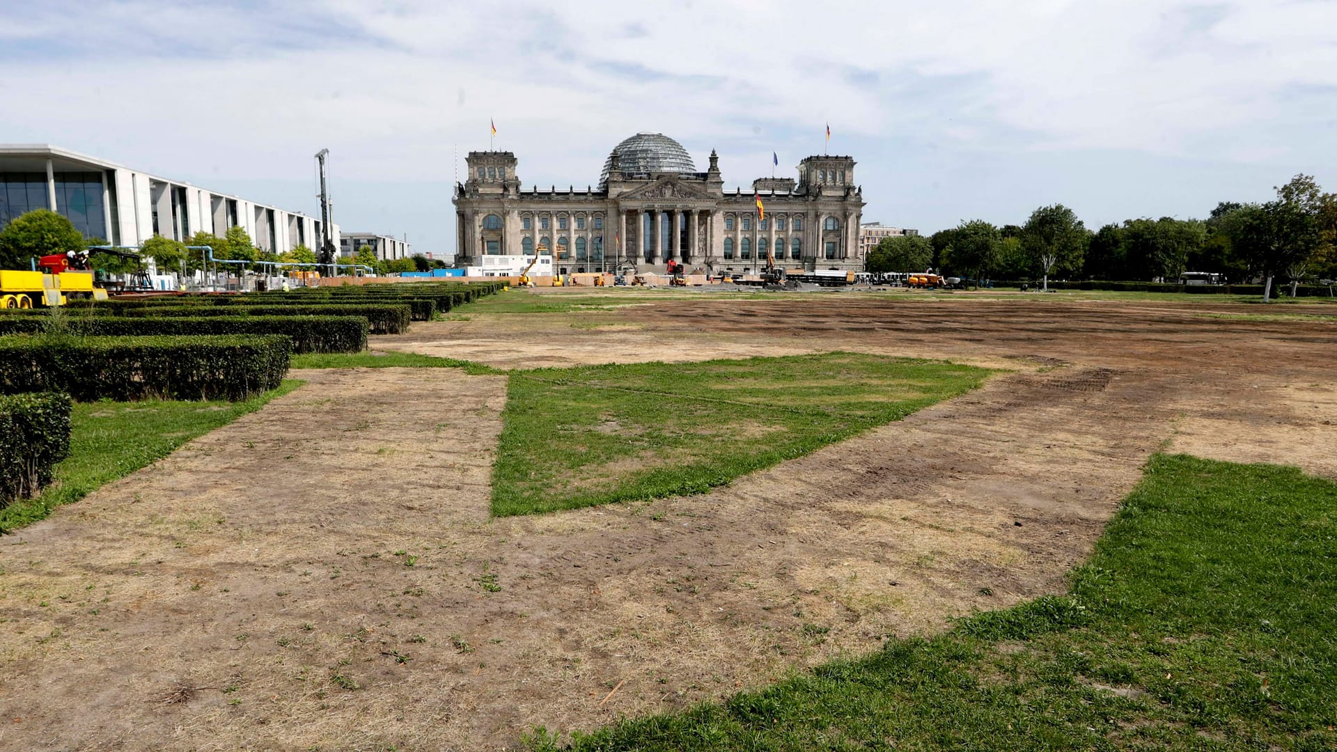 Die Wiese vor dem Reichstag (Archivbild): Bei der Fußball-EM hat der Rasen gelitten.