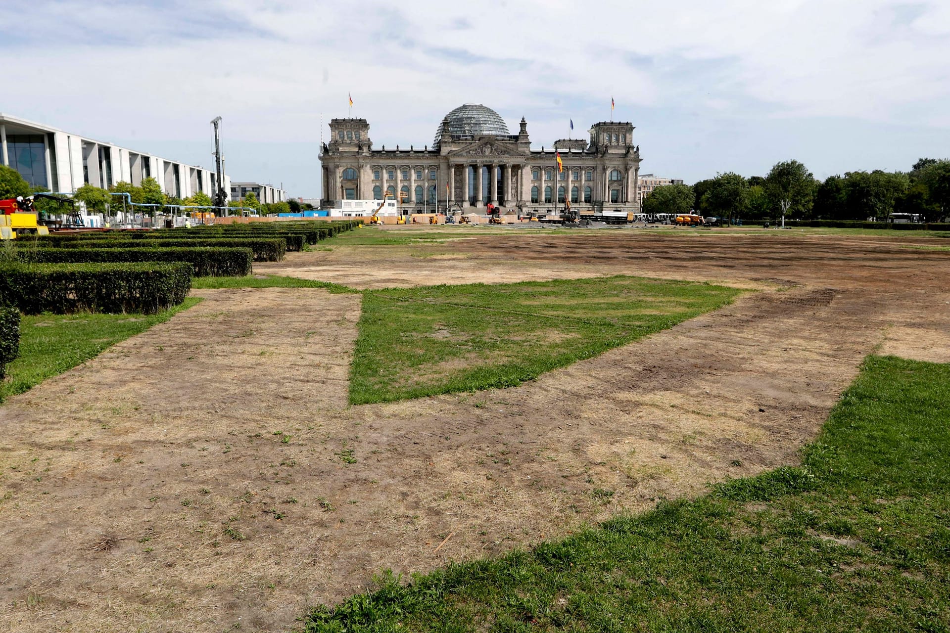 Die Wiese vor dem Reichstag (Archivbild): Bei der Fußball-EM hat der Rasen gelitten.