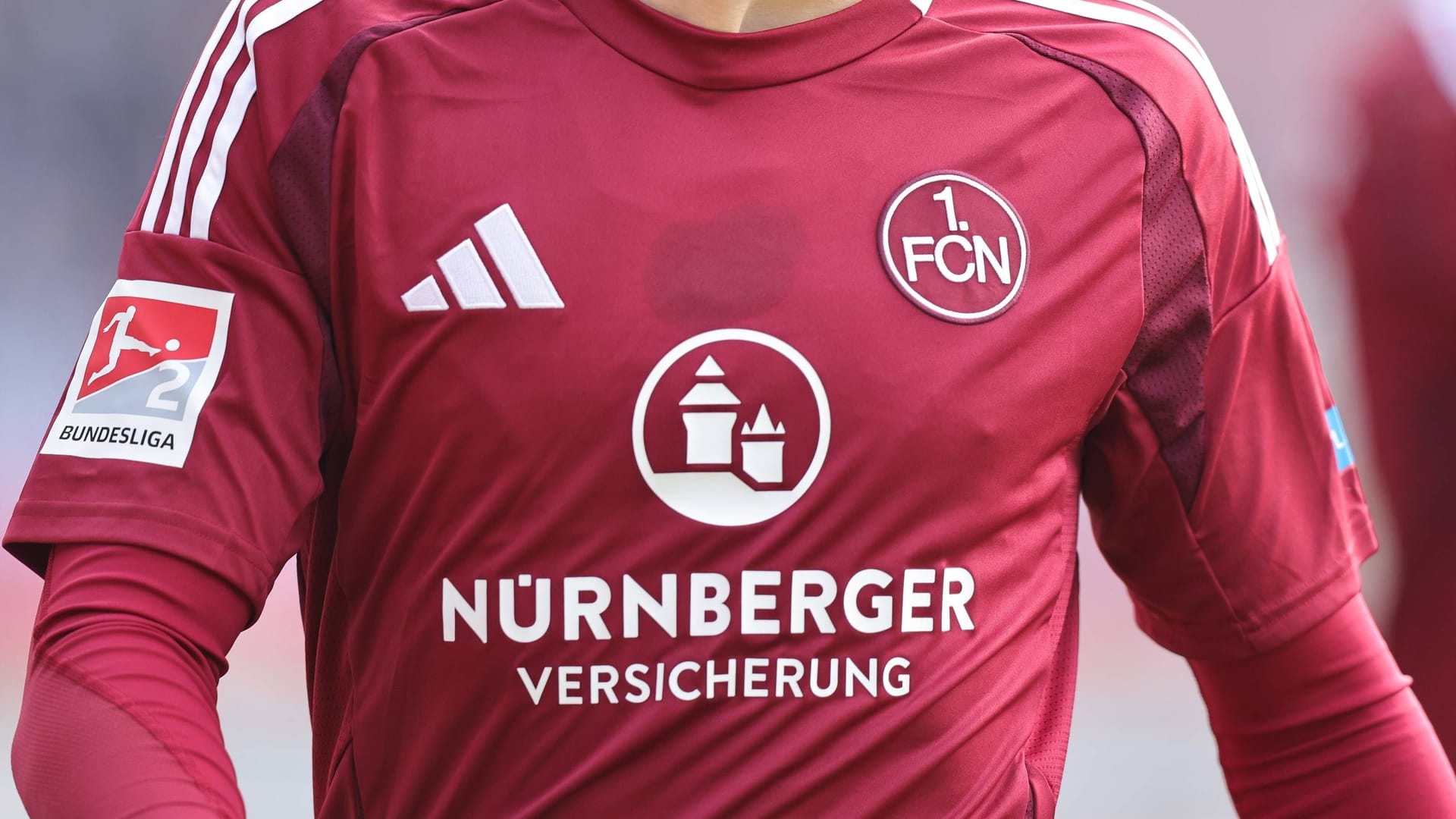 Trikot des 1. FC Nürnberg mit Hauptsponsor Nürnberger Versicherung (Archivbild): Seit 2016 zierte das Unternehmenslogo die Brust der FCN-Spieler.