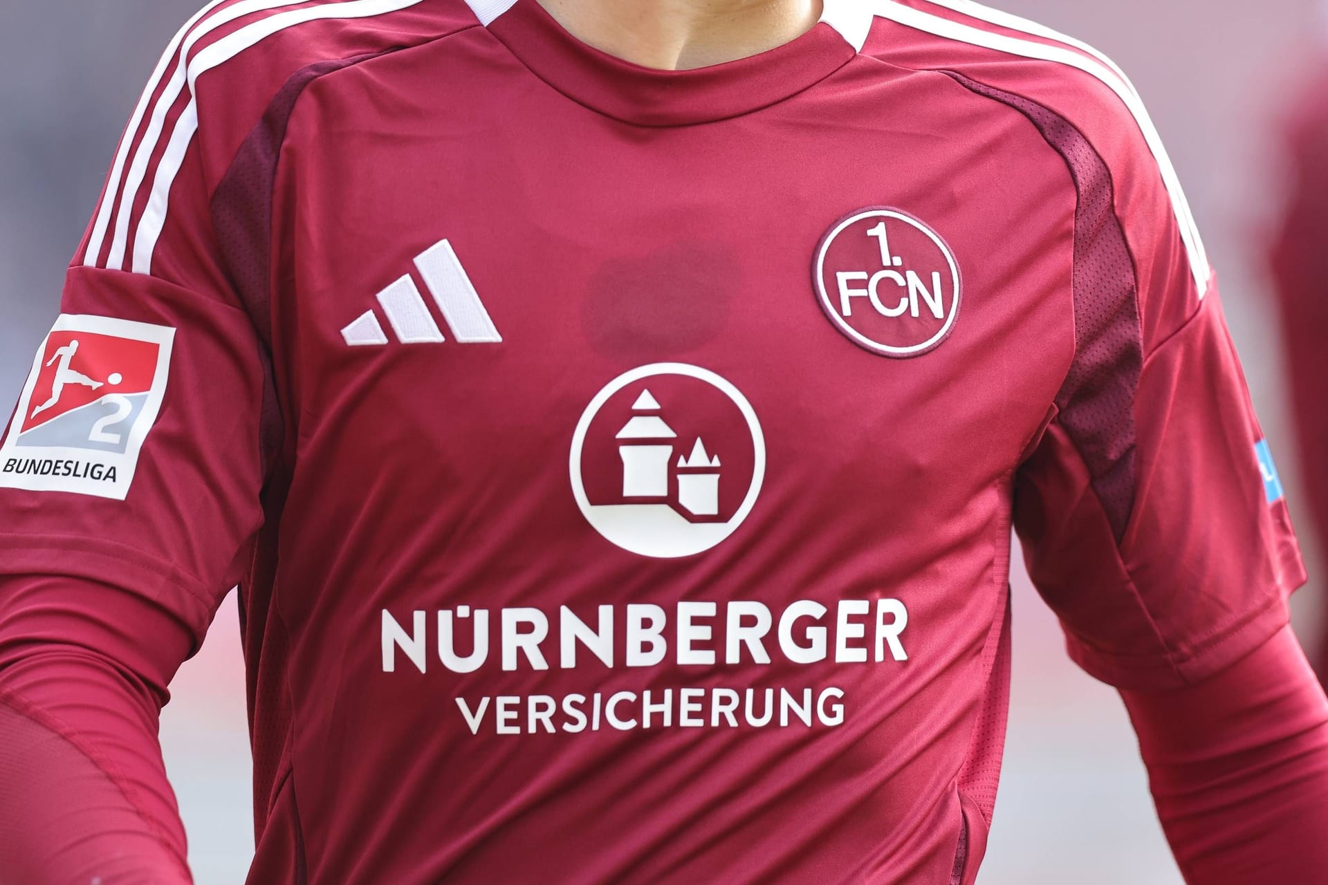 Trikot des 1. FC Nürnberg mit Hauptsponsor Nürnberger Versicherung (Archivbild): Seit 2016 zierte das Unternehmenslogo die Brust der FCN-Spieler.