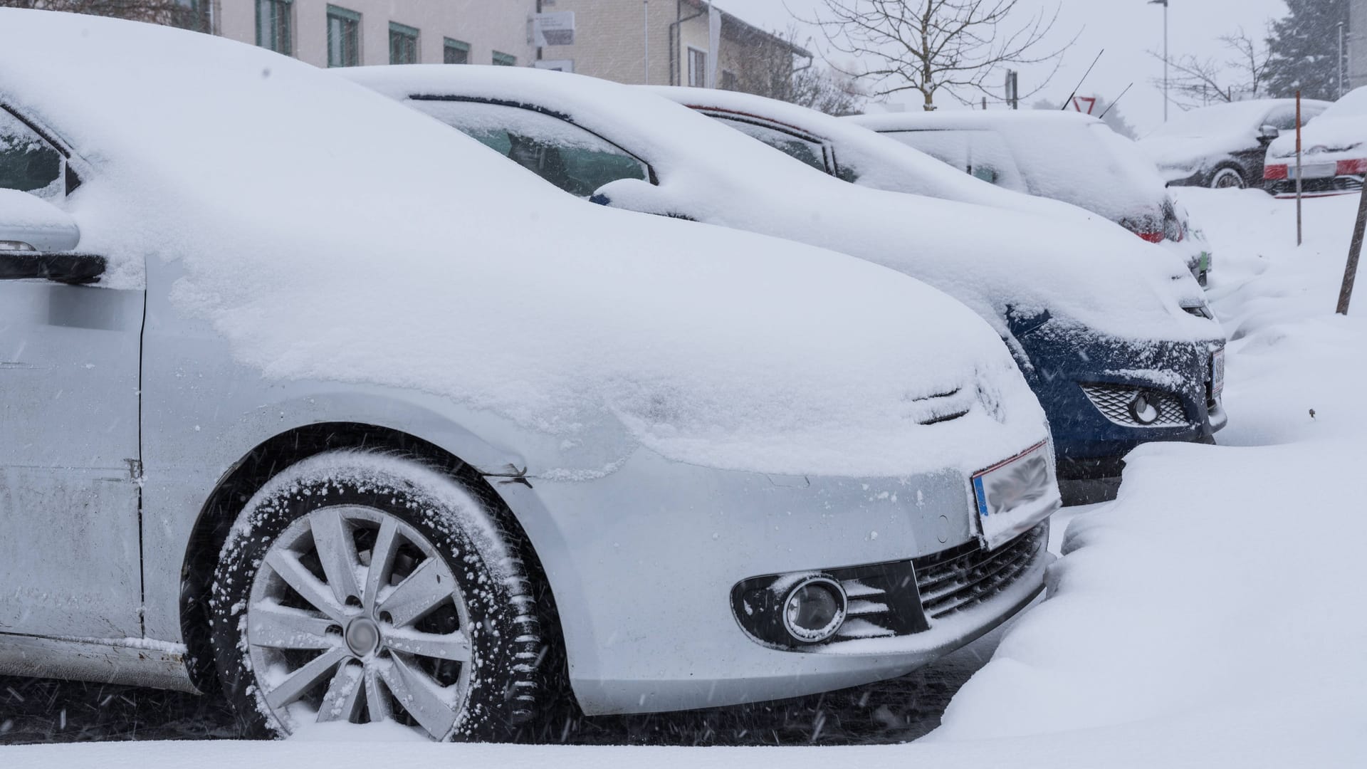 Nicht so ideal: Ein windgeschützter Parkplatz ist günstiger, um Kälteschäden am Motor zu vermeiden.