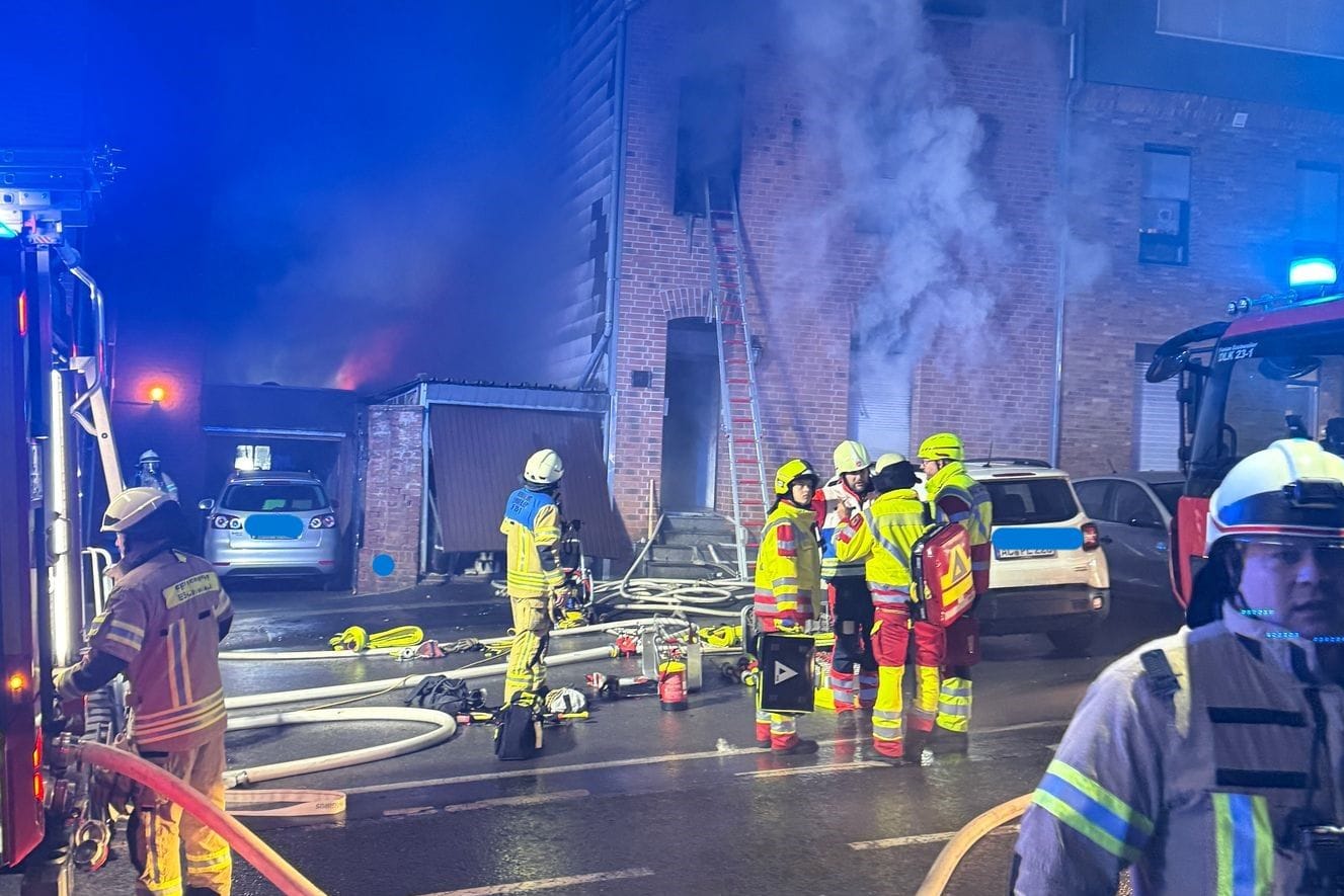 Dichter Qualm: Nach einem Brand in Eschweiler konnte eine Frau nur noch tot geborgen werden.