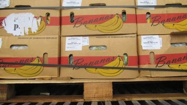 Mehrere gestapelte Bananenkisten (Archivbild):