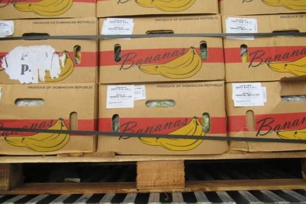 Mehrere gestapelte Bananenkisten (Archivbild):