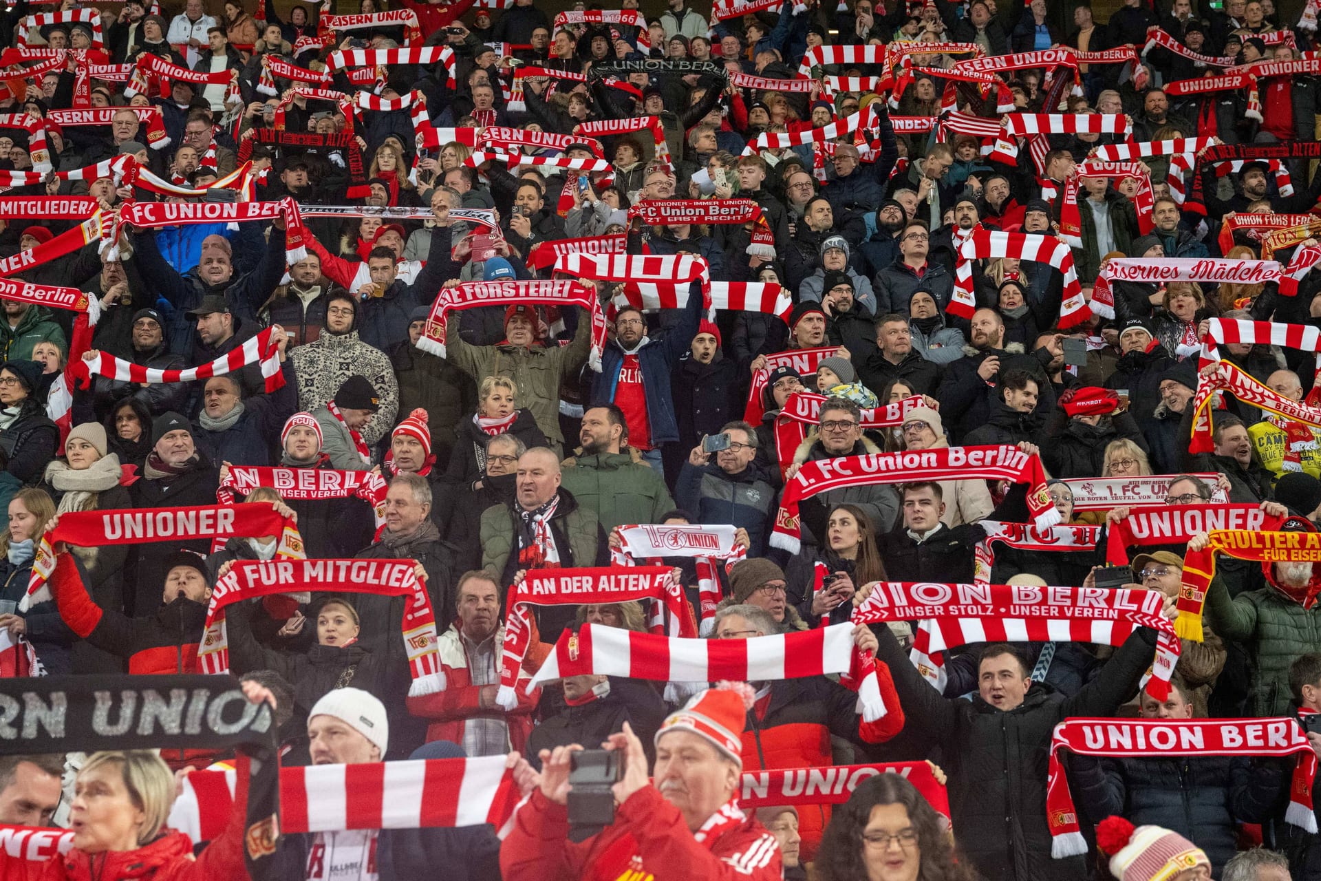 Fans von Union Berlin (Archivbild): Der Verein hat einen neuen Hauptsponsor gefunden.