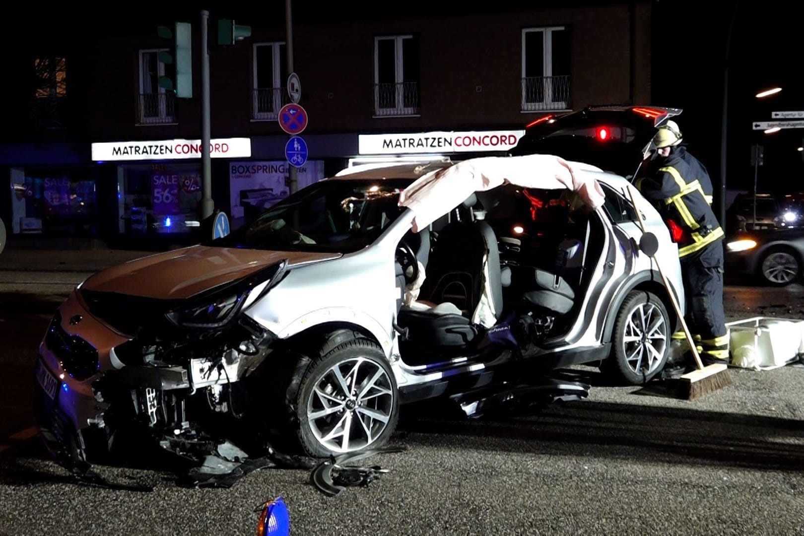 Eines der Unfallfahrzeuge: Der Wagen wurde durch den Aufprall schwer beschädigt, über weite Teile der Straße erstreckte sich ein Trümmerfeld.