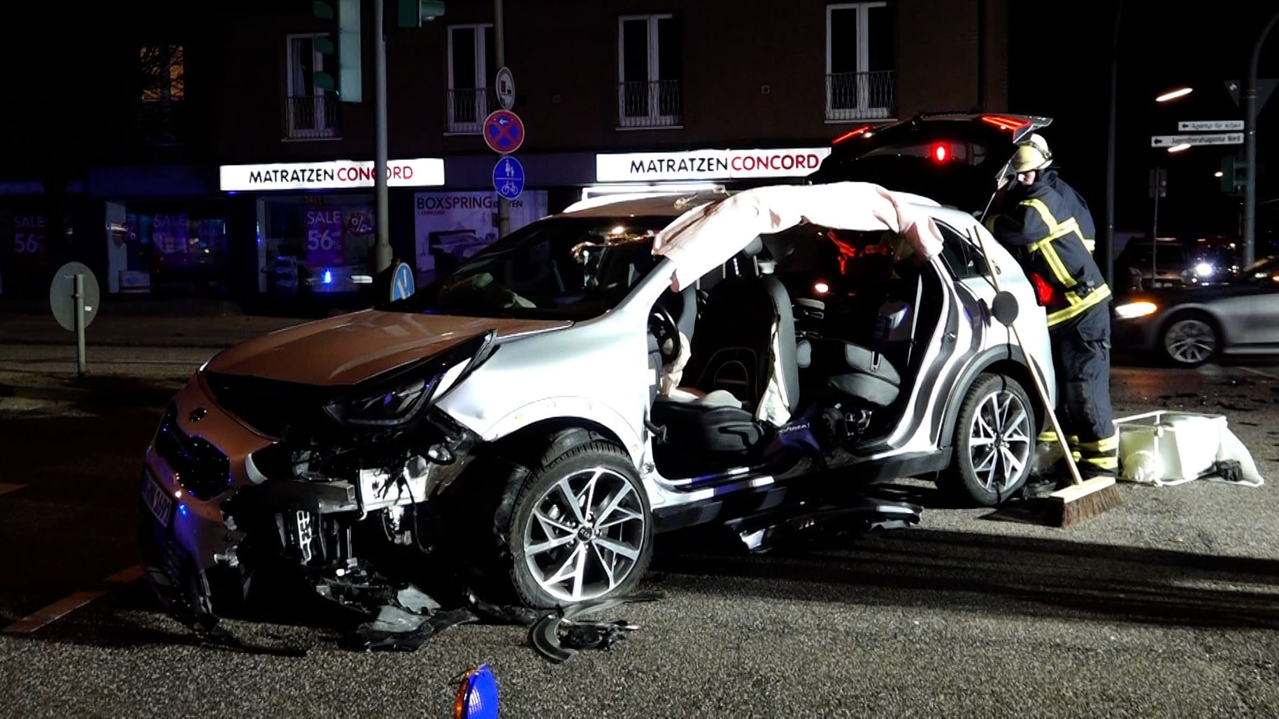 Eines der Unfallfahrzeuge: Der Wagen wurde durch den Aufprall schwer beschädigt, über weite Teile der Straße erstreckte sich ein Trümmerfeld.