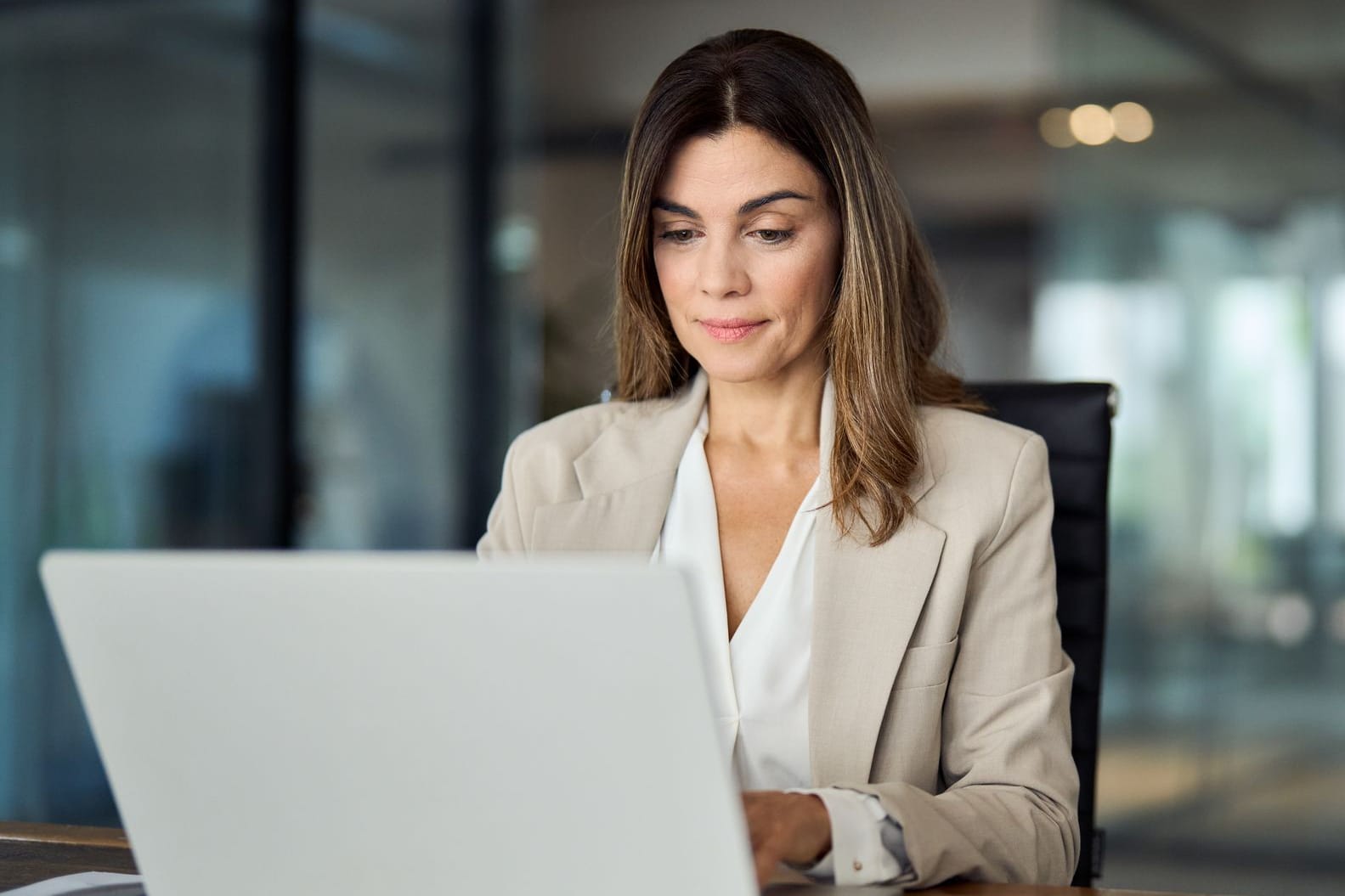 Eine Frau arbeitet am Laptop: Viele Arbeitnehmer meinen, sie könnten die Pause durcharbeiten, um früher Feierabend zu machen.