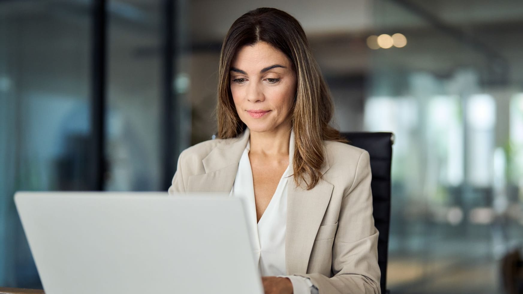 Eine Frau arbeitet am Laptop: Viele Arbeitnehmer meinen, sie könnten die Pause durcharbeiten, um früher Feierabend zu machen.