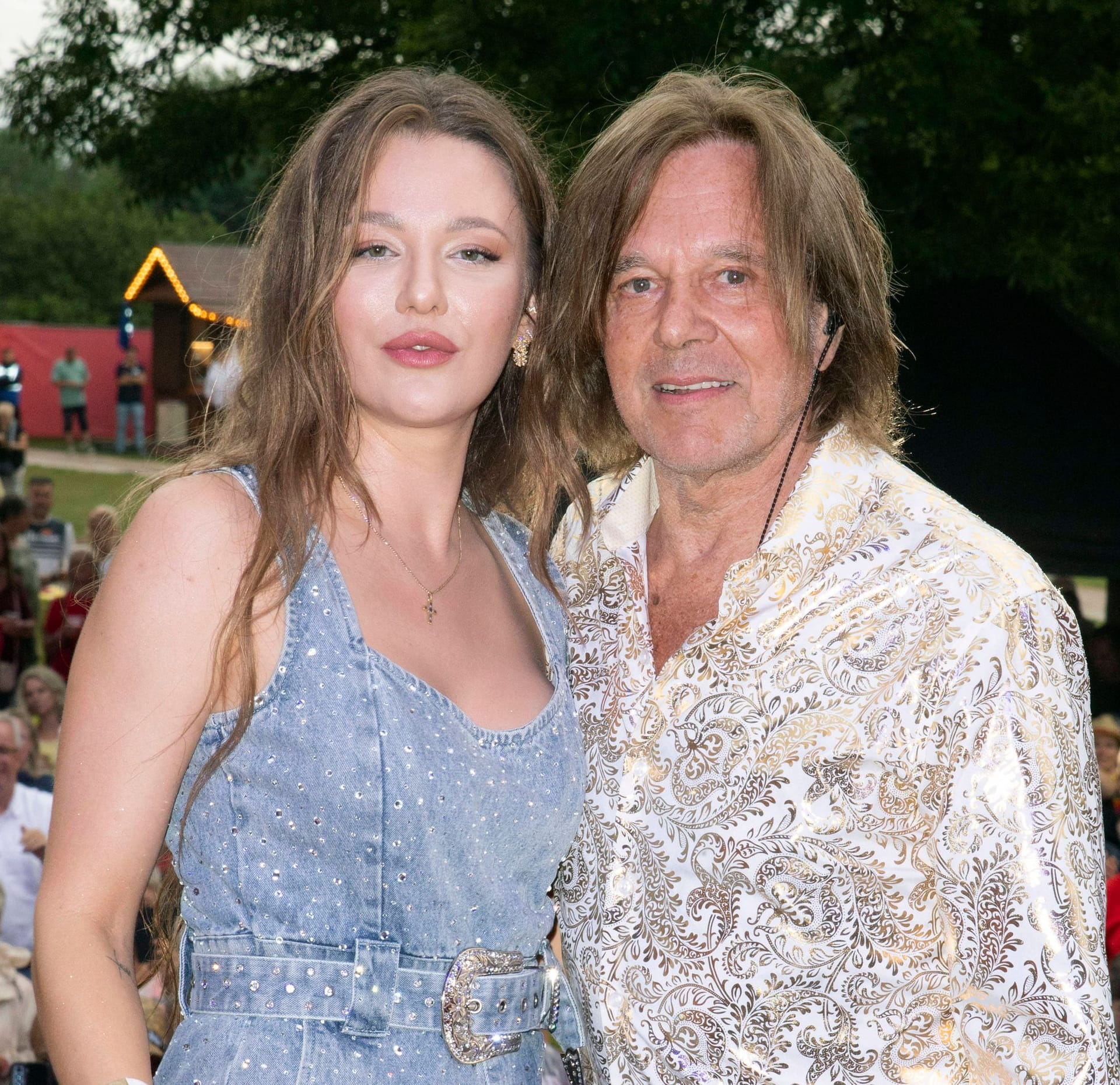 Joelina und Jürgen Drews: Hier bei einem gemeinsamen Auftritt im Juli 2024. Joelina und Jürgen Drews: Hier bei einem gemeinsamen Auftritt im Juli 2024.