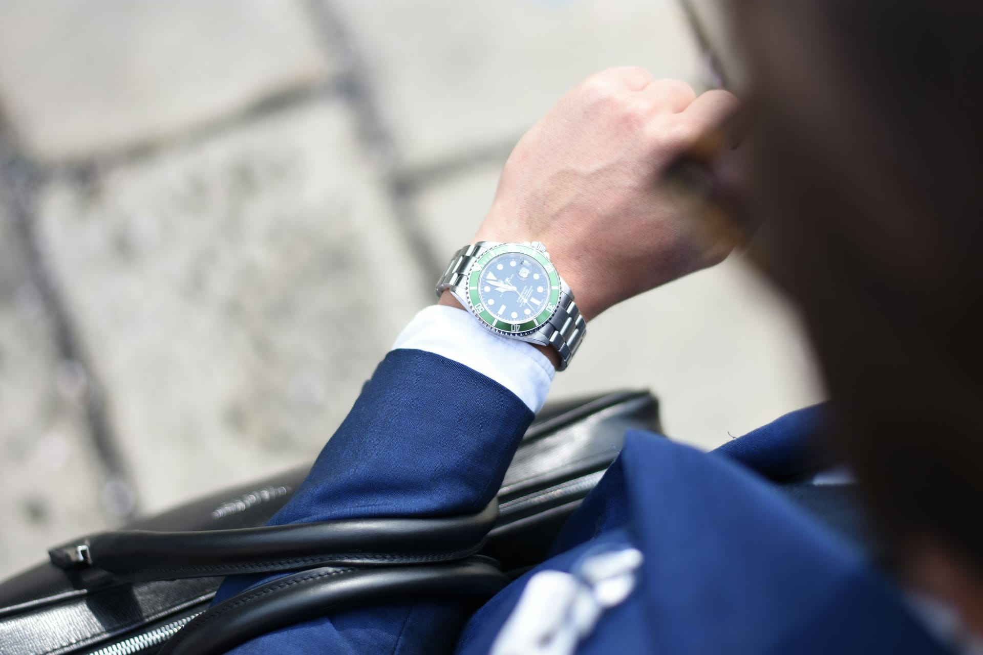 Mann schaut auf die Uhr (Symbolbild): Durch einen Trickdiebstahl wurde die Armbanduhr eines Mannes gestohlen.