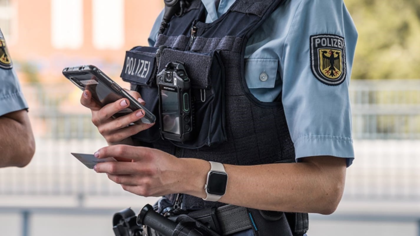 Eine Bundespolizistin nimmt Personalien am Bahnhof auf (Symbolbild): Gegen beide Männer wird nun ermittelt.