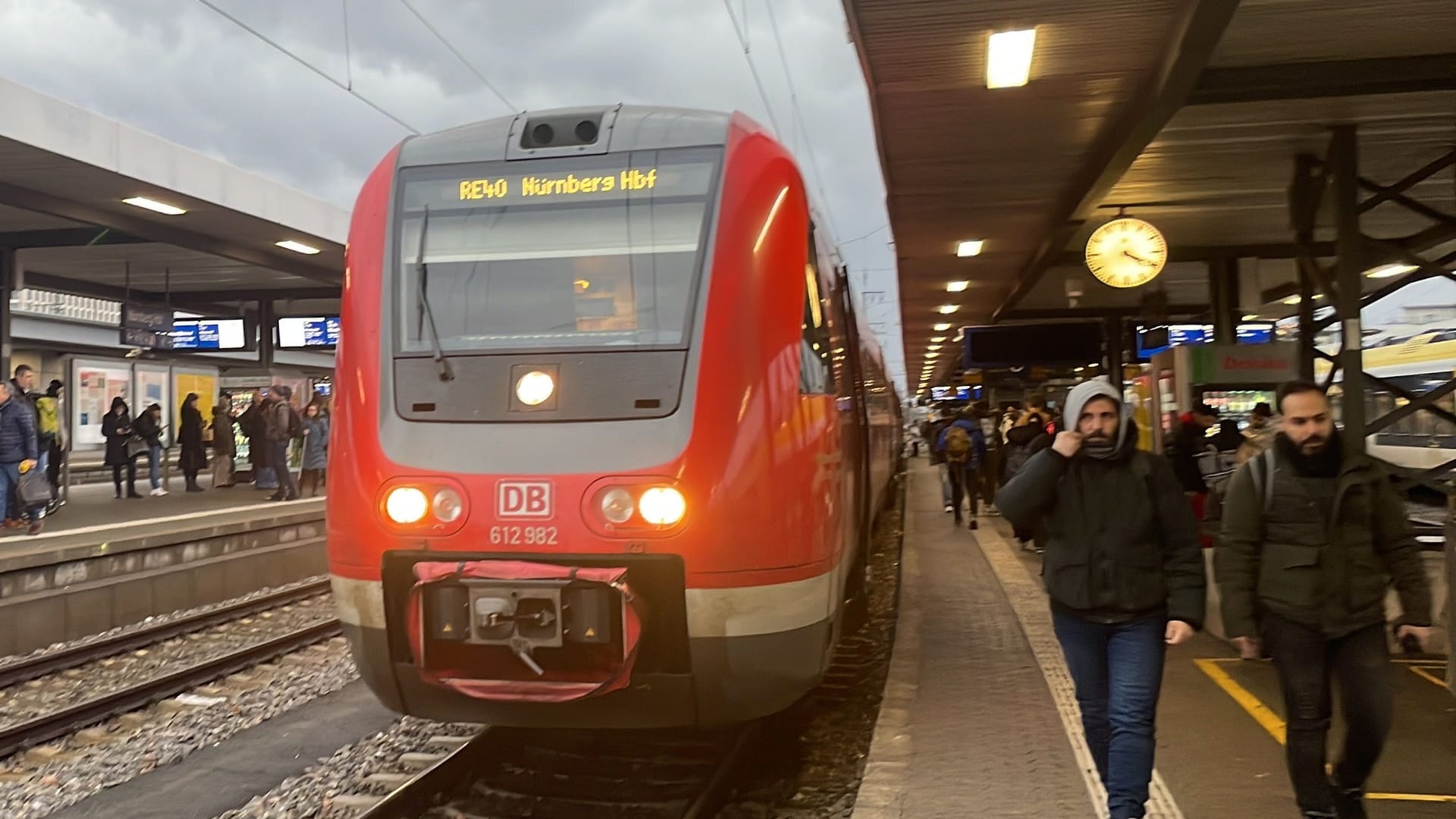 Ein Regionalzug am Nürnberger Hauptbahnhof: Auch auf dem Land profitieren Pendler vom Deutschlandticket.